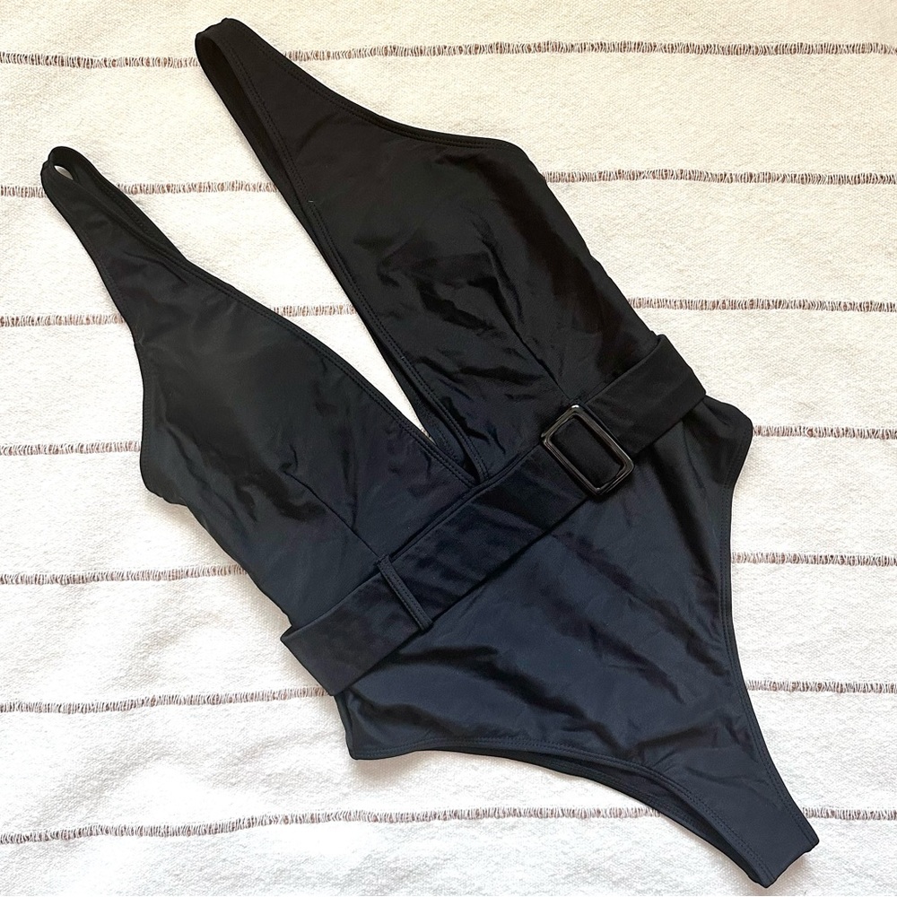 🌴*NWOT* Black Belted V-neck High Leg One Piece Swimsuit